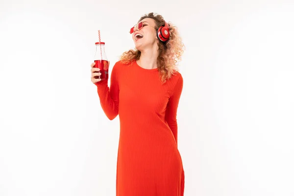 Mujer Joven Vestido Rojo Posando Con Bebida Sobre Fondo Blanco —  Fotos de Stock