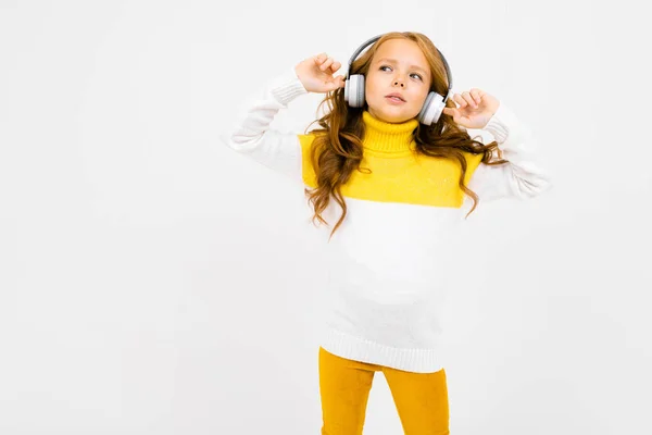 Linda Niña Los Auriculares Posando Estudio Sobre Fondo Claro — Foto de Stock