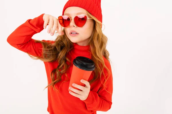 Linda Chica Gafas Rojas Posando Con Auriculares Sosteniendo Taza Papel —  Fotos de Stock