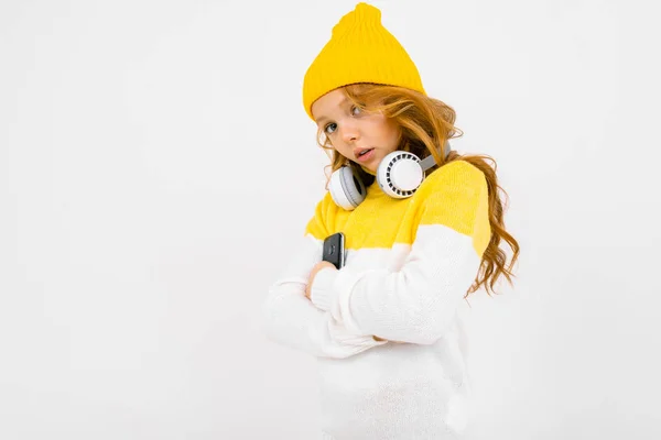 Nettes Mädchen Posiert Mit Kopfhörer Und Handy Studio Auf Hellem — Stockfoto