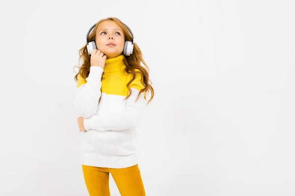 Niedliches Kleines Mädchen Mit Kopfhörern Posiert Studio Auf Hellem Hintergrund — Stockfoto