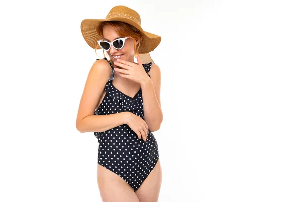Joven Mujer Gafas Sol Posando Traje Baño Sobre Fondo Blanco — Foto de Stock