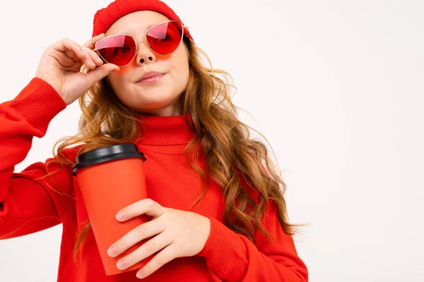 Linda Chica Gafas Rojas Posando Con Auriculares Sosteniendo Taza Papel — Foto de Stock