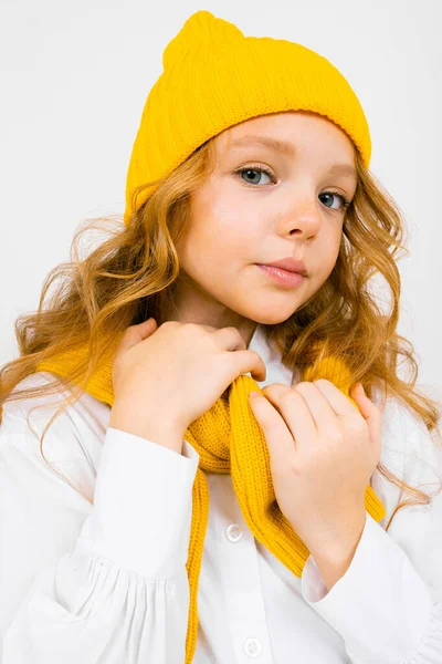 모자와 스카프를 배경에 포즈를 취하는 유행하는 귀여운 소녀의 — 스톡 사진