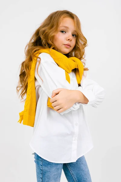 Портрет Модної Милої Дівчинки Позує Світлому Фоні Жовтому Капелюсі Шарфі — стокове фото