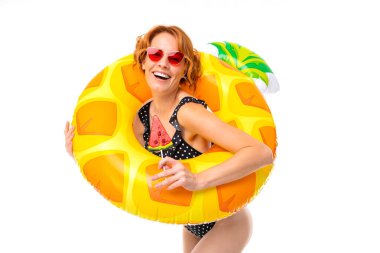 Güneş gözlüklü genç kadın beyaz arka planda lastik yüzükle poz veriyor.  