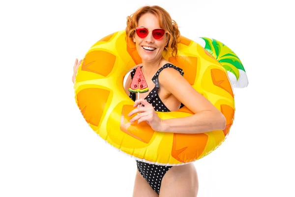 Junge Frau Mit Sonnenbrille Posiert Mit Gummiring Vor Weißem Hintergrund — Stockfoto