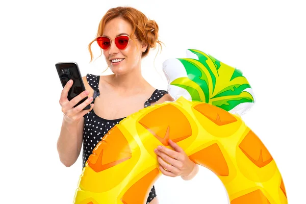 Junge Frau Mit Sonnenbrille Posiert Mit Gummiring Vor Weißem Hintergrund — Stockfoto