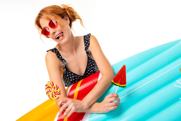 Joven Mujer Gafas Sol Posando Con Caramelos Sobre Fondo Blanco — Foto de Stock