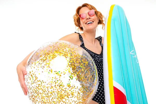 Jovem Mulher Óculos Sol Posando Com Colchão Inflável Contra Fundo — Fotografia de Stock