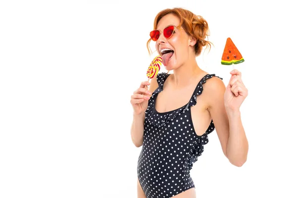 Junge Frau Mit Sonnenbrille Posiert Mit Bonbons Vor Weißem Hintergrund — Stockfoto