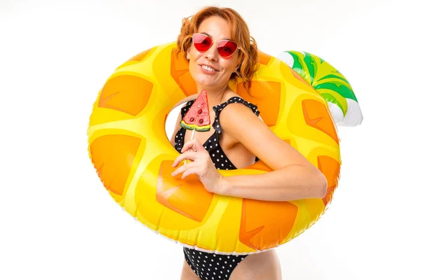 Junge Frau Mit Sonnenbrille Posiert Mit Gummiring Vor Weißem Hintergrund — Stockfoto