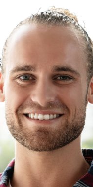 Genç mutlu kısa sakallı beyaz adam portresi ya da yaratıcı tasarımcı gülümseyen ve kameraya bakan rahat kıyafete güvenen. Erkek çalışanın, girişimcinin ya da öğrencinin vesikalığı.