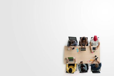 Akıllı telefon, tablet ve bilgisayar laptopu kullanan yaratıcı grup üyelerinin üst düzey görüntüsü. Asyalı genç yaratıcılık toplantısının genel giderleri. Metni doldurmak için kopyalama alanı var