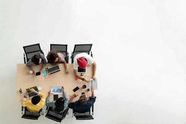 Akıllı telefon, cep telefonu, tablet ve bilgisayar laptopu kullanan yaratıcı grup üyelerinin üst düzey görüntüsü. Asyalı genç yaratıcıların genel bakış açısı toplantı başlatıyor. Metni doldurmak için kopyalama alanı var.