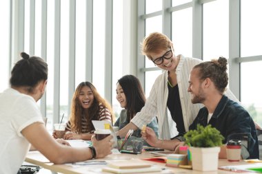 Bir grup başarılı yaratıcı çoklu etnik grup.