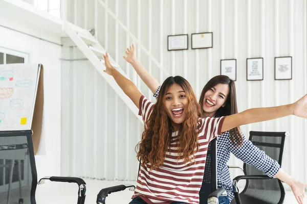 Dos Jóvenes Multiétnicos Trabajo Equipo Creativo Que Divierten Riendo Sonriendo — Foto de Stock