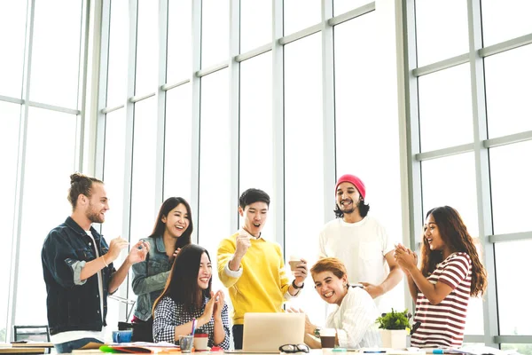 Kelompok Multirasial Muda Kreatif Berbicara Tertawa Dan Brainstorming Dalam Pertemuan — Stok Foto