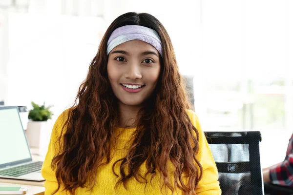 Potret Wanita Kreatif Asia Muda Yang Menarik Atau Desainer Tersenyum — Stok Foto