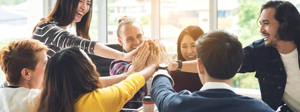 Gesture Tangan Tinggi Lima Karyawan Grup Tertawa Bersama Sama Dengan — Stok Foto