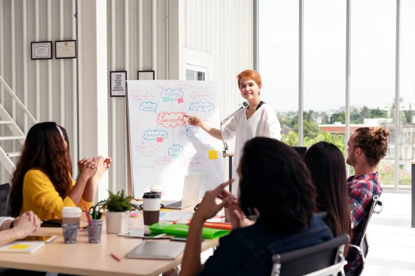 Senior Asiática Creativa Mujer Negocios Pie Haciendo Presentación Oficina Moderna — Foto de Stock