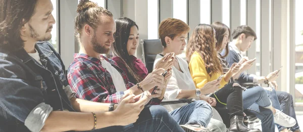 Bir Grup Teknoloji Ekibi Oturuyor Akıllı Telefon Dijital Cihazını Kullanıyor — Stok fotoğraf