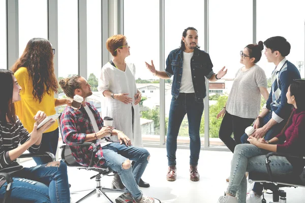 Attraktiv Ung Multietnisk Grupp Talar Relax Zon Kaffepaus Tid Kontoret — Stockfoto