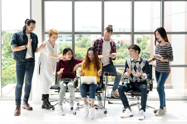 Группа людей разнообразия Команда улыбается и взволнован успехом работы с ноутбуком в современном офисе. Креативная многонациональная или разнообразная командная работа, чувство счастья, наслаждение и участие в проекте достижений
.