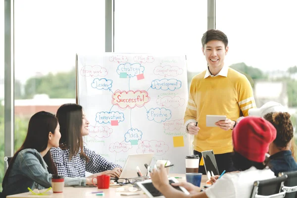 Pengusaha Muda Asia Yang Kreatif Berdiri Dan Membuat Presentasi Kantor — Stok Foto