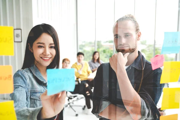 Sekelompok Tim Kreatif Multietnis Muda Yang Sukses Tersenyum Dan Brainstorming — Stok Foto