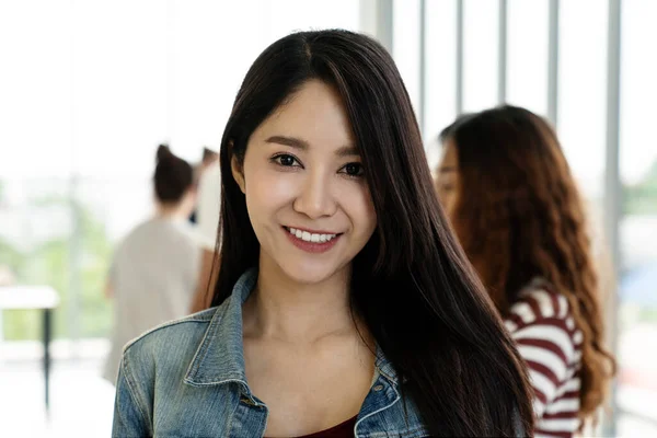 Portret Van Jonge Aantrekkelijke Aziatische Creatieve Vrouw Ontwerper Glimlachend Kijkend Stockfoto