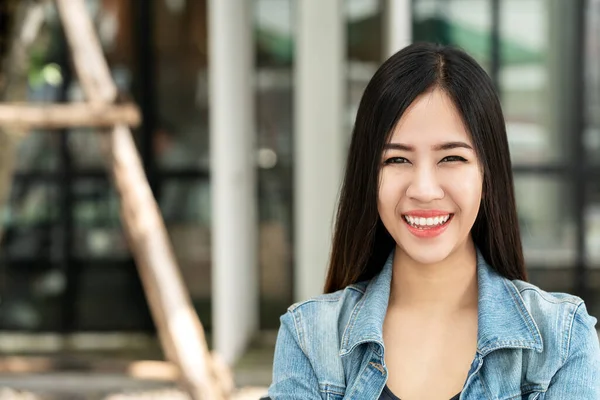 매력적 카페에서 자신감 긍정적 방식으로 웃으며 카메라를 아름다운 아시아 청소년의 — 스톡 사진