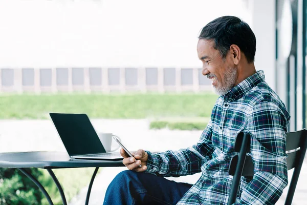 Lachen Aantrekkelijke Volwassen Man Met Witte Grijze Stijlvolle Korte Baard — Stockfoto