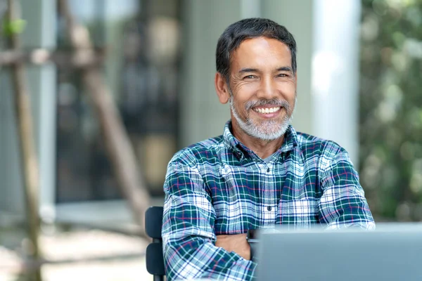 Portret Van Vrolijke Volwassen Man Met Witte Grijze Stijlvolle Korte — Stockfoto