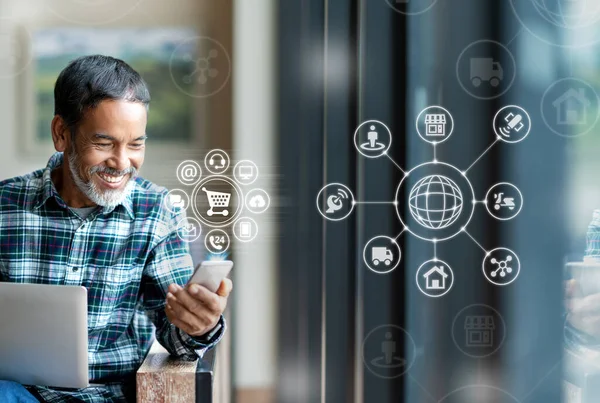 Asyalı ya da İspanyol adam, ekranda ikon müşteri ağı bağlantısı olan ve omni kanal sistemine bağlanan akıllı telefonlardan online alışveriş yapıyor. Yaşlı adam CRM sisteminden memnun