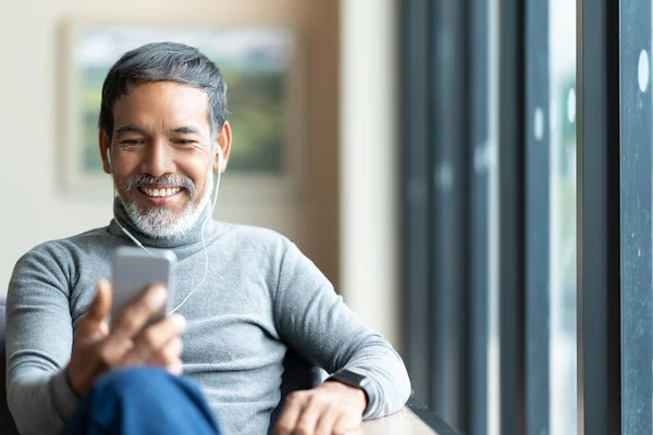 Portret Van Aantrekkelijke Volwassen Aziatische Man Met Pensioen Met Stijlvolle — Stockfoto