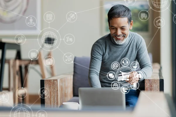 Homem Asiático Hispânico Usando Laptop Pagamento Cartão Crédito Compras Line — Fotografia de Stock