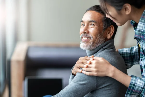 Sonriendo Feliz Padre Asiático Mayor Con Elegante Barba Corta Tocando —  Fotos de Stock