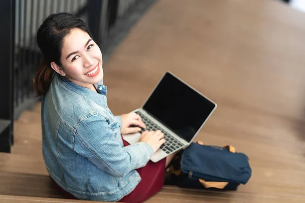 Portrait Asian Woman Sitting Using Laptop Smile Looking Camera Gadis — Stok Foto