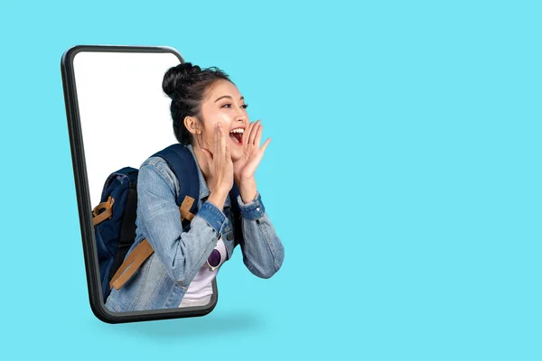 Smartphone Pop Pubblicità Donna Asiatica Viaggio Backpacker Gridando Bocca Aperta — Foto Stock