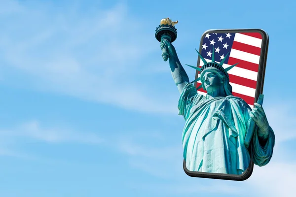 Smartphone reklam için açılır. The Statue of Liberty through screen moblie with USA Flag background on screen and blue sky. pplication or E-Visa app information. Dijital pazarlama çevrimiçi sansür.