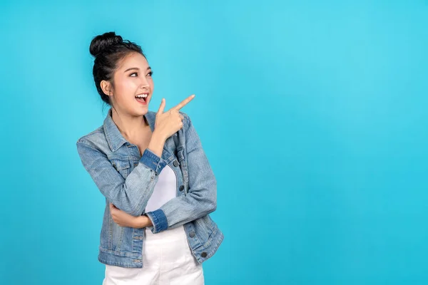 Mujer Asiática Feliz Sintiendo Felicidad Pie Señalando Las Manos Copyspace — Foto de Stock