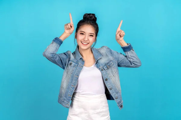 Mujer Asiática Feliz Sintiendo Felicidad Pie Señalando Las Manos Hacia — Foto de Stock