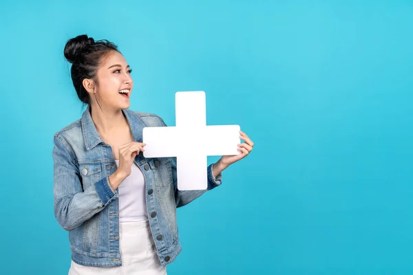 Mujer Asiática Feliz Pie Sosteniendo Más Añadir Signo Sobre Fondo — Foto de Stock