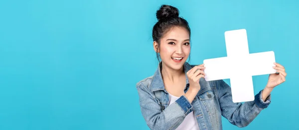 Banner Dari Happy Asian Woman Tersenyum Dan Memegang Atau Menambahkan — Stok Foto