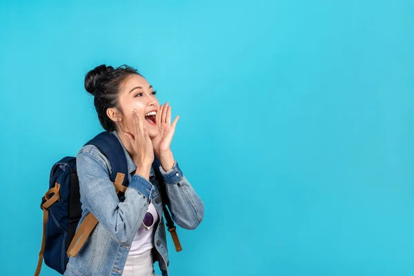 Wanita Asia Yang Suka Bepergian Dengan Tas Ransel Meneriakkan Mulut — Stok Foto