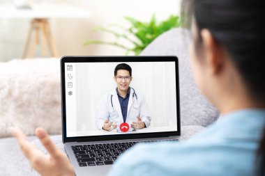 İnternetteki Asyalı doktor görüntülü konferans görüşmesi tıbbi koronavirüsle uzaktan yakından ilgili. İnternetteki sağlık hizmetleri dijital teknoloji hizmeti, danışmanlık ve röportaj uygulaması.