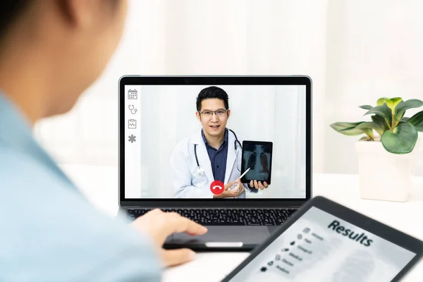 Panggilan Video Dokter Cina Asia Secara Online Berbicara Untuk Menindaklanjuti — Stok Foto