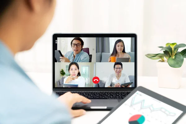 Ev toplantısından bir grup mutlu Asyalı çalışma ya da tablet veya dizüstü bilgisayar yoluyla covid coronavirüs iş devamlılık planı ile 5G internetteki çevrimiçi video konferans uygulaması üzerinde beyin fırtınası yapmak.