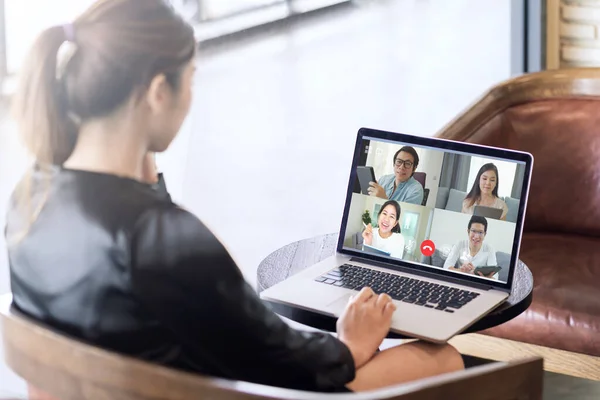 Vista Posterior Mujer Negocios Hablando Informe Venta Videoconferencia Equipo Asiático —  Fotos de Stock